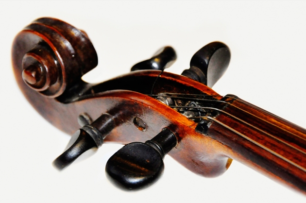 Beginner's Guide: Tuning Pegs - Roadie Music Blog
