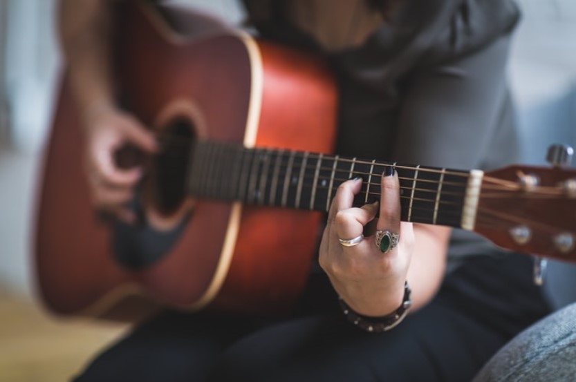 The Art of Classical Guitar Fingernails: Natural vs. Acrylic Solutions -  The Guitar Journal